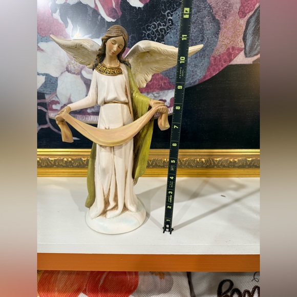 Serene Angel Sculpture with Gold and Green Details - Picture 5 of 6